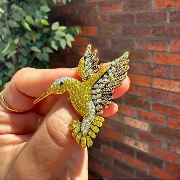 Hummingbird Gold Crystal Pin Brooch - Picture 2 of 7